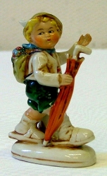 Malý turista, glazovaný malovaný porcelán