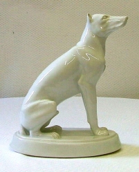 Sedící lovecký pes, porcelán bíle glazovaný