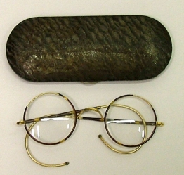 Dioptrické brýle v kovovém  pouzdře