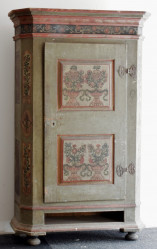 Malovaná šatní skříň, 1820.