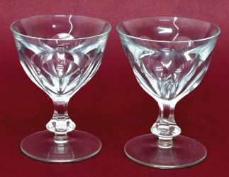 Dva poháry ze soupravy Lady Hamilton, Moser Karlovy Vary.