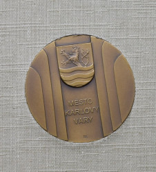 J. Kryštůfek/V. Malatník: Obnova divadla v Karlových Varech 1997-1999.